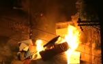 Vizinhos destroem casa usada por assassino